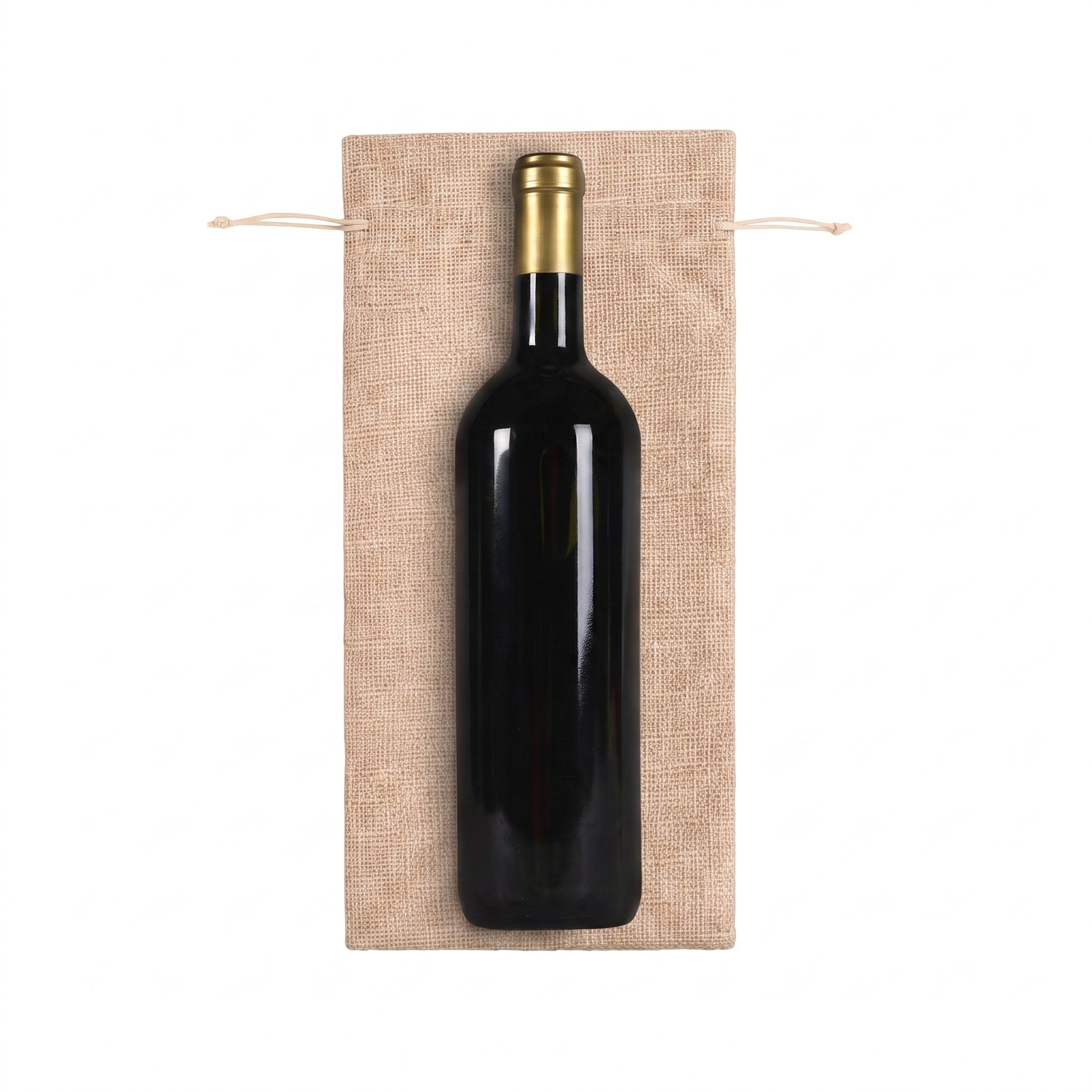 Bolsa para botella de vino en yute natural con cordón ajustable, vista plana con botella sobre fondo blanco para referencia de tamaño | Casaverde Artesanal