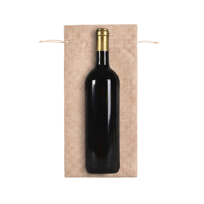 Bolsa para botella de vino en yute natural con cordón ajustable, vista plana con botella sobre fondo blanco para referencia de tamaño | Casaverde Artesanal