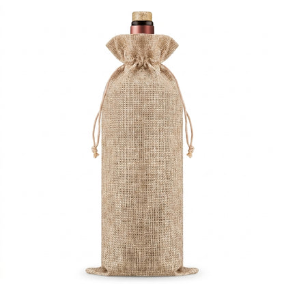 Bolsa para botella de vino en yute natural con cordón, cerrada sobre una botella, sobre fondo blanco — empaque de regalo para eventos y ocasiones especiales | Casaverde Artesanal