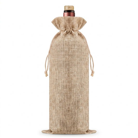 Bolsa para botella de vino en yute natural con cordón, cerrada sobre una botella, sobre fondo blanco — empaque de regalo para eventos y ocasiones especiales | Casaverde Artesanal