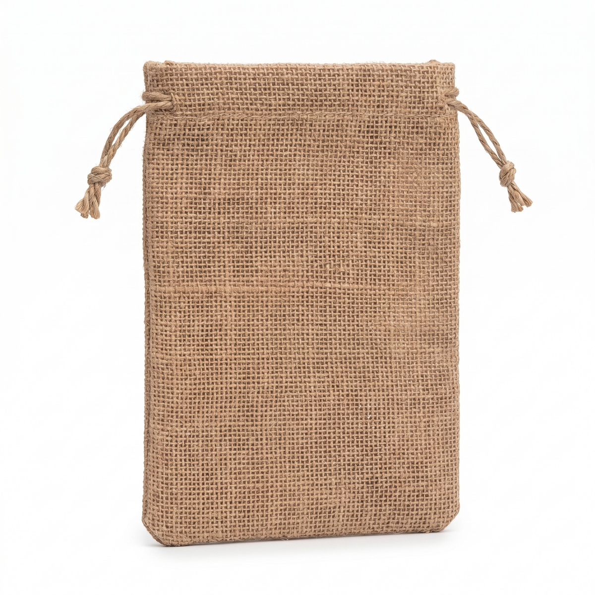 Bolsita de regalo de yute 100% natural con cordón de yute, vista en tres cuartos sobre fondo blanco — recuerdo para bodas y eventos | Casaverde Artesanal