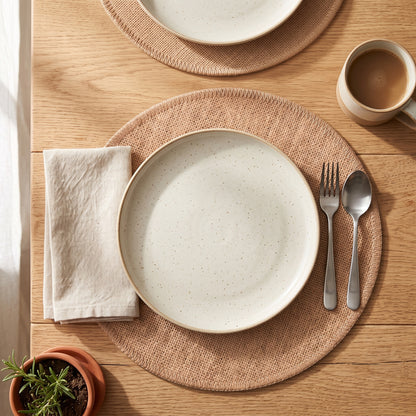 Individual de mesa redondo en yute natural con borde en zigzag, montaje de mesa con plato de cerámica, servilleta y cubiertos sobre madera | Casaverde Artesanal