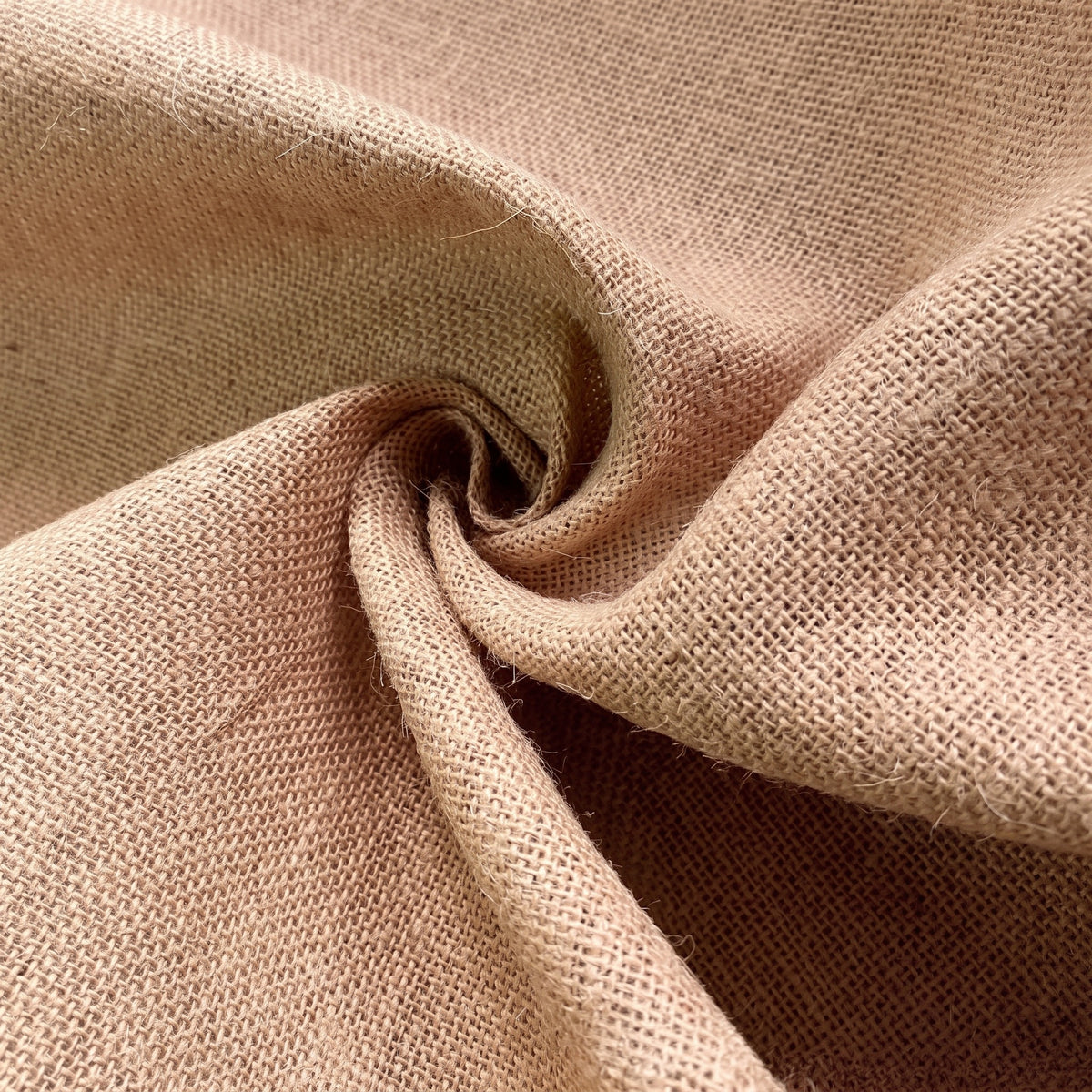 Textura de la tela de yute natural, de tejido abierto y fibra rústica, con la que confeccionamos las tote bags y bolsitas de la colección Tierra | Casaverde Artesanal