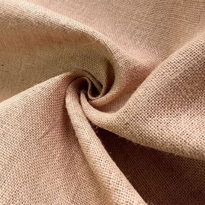 Textura de la tela de yute natural, de tejido abierto y fibra rústica, con la que confeccionamos las tote bags y bolsitas de la colección Tierra | Casaverde Artesanal